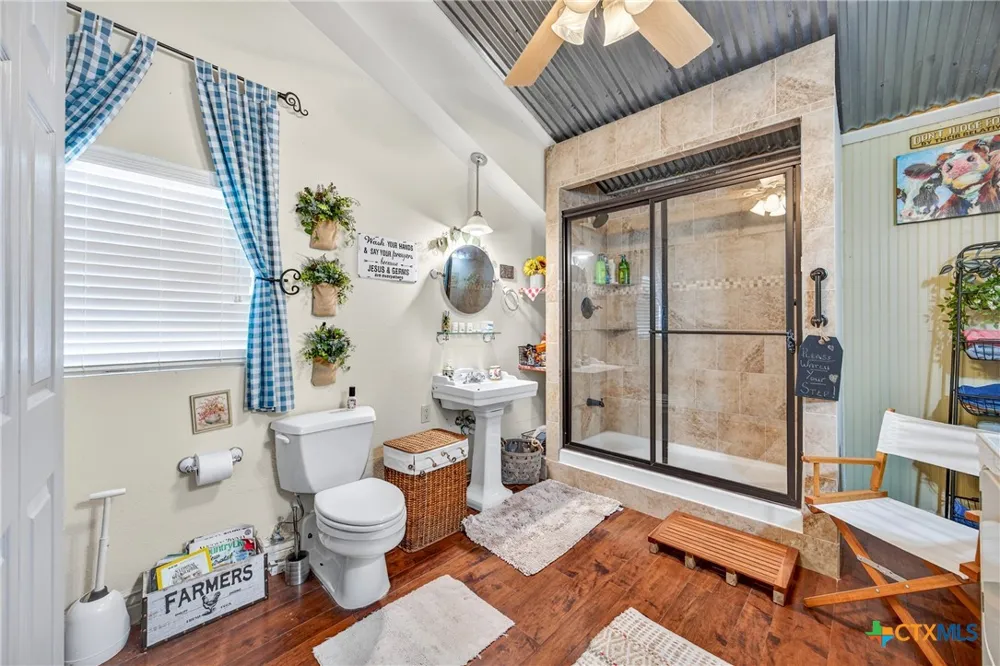 672 County Road 447 Waelder, TX 78959