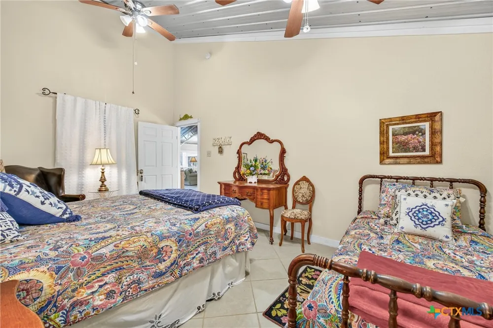 672 County Road 447 Waelder, TX 78959
