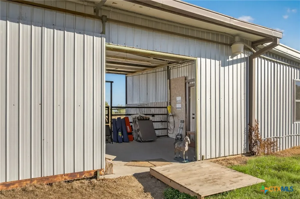 672 County Road 447 Waelder, TX 78959