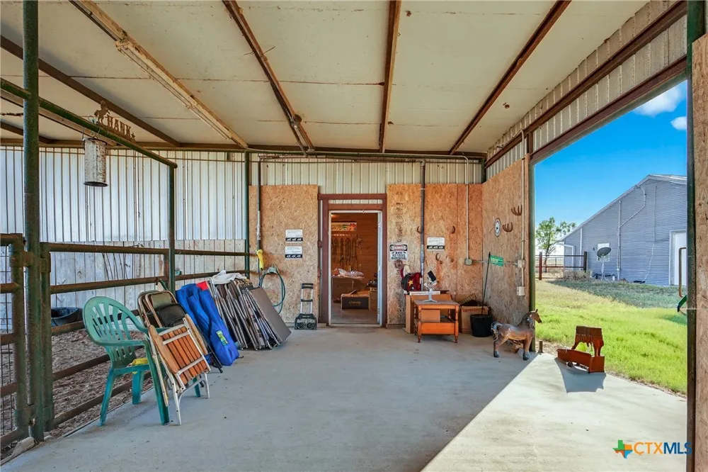 672 County Road 447 Waelder, TX 78959