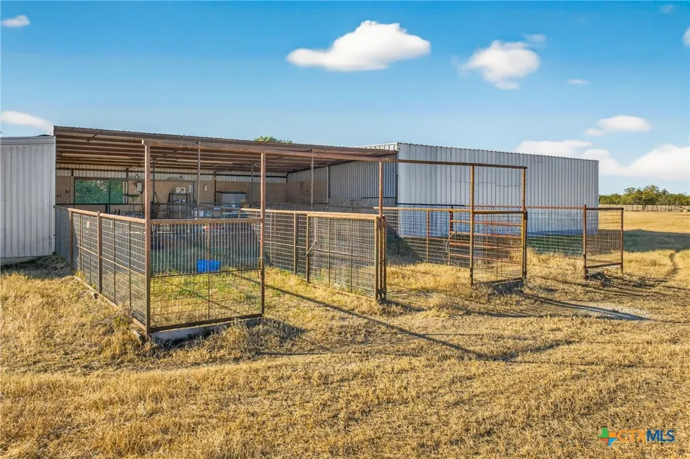 672 County Road 447 Waelder, TX 78959