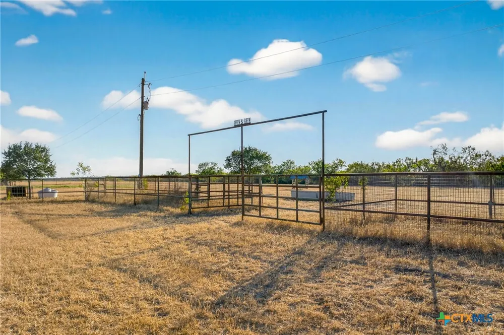672 County Road 447 Waelder, TX 78959