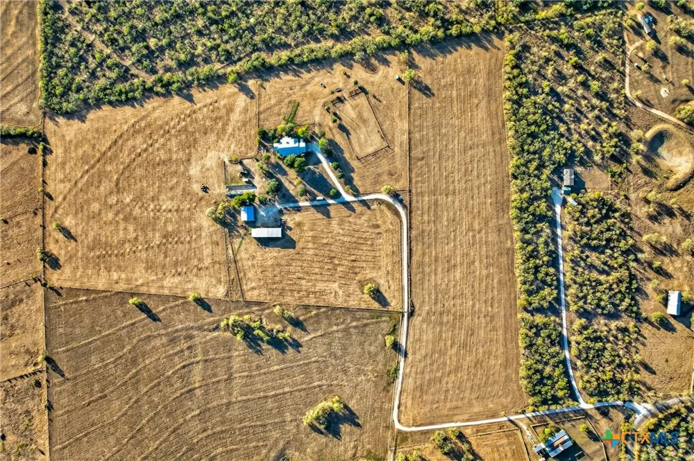 672 County Road 447 Waelder, TX 78959