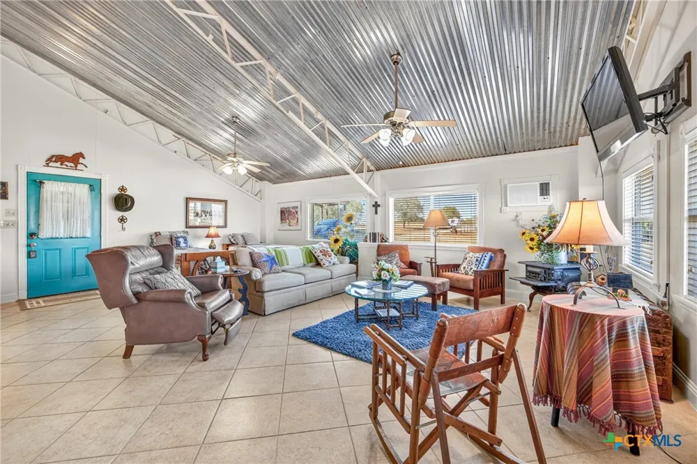 672 County Road 447 Waelder, TX 78959
