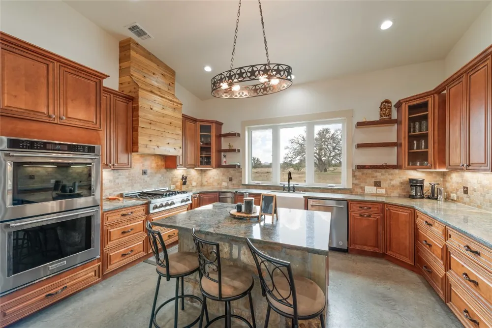 928 Bendele Road Johnson City, TX 78636