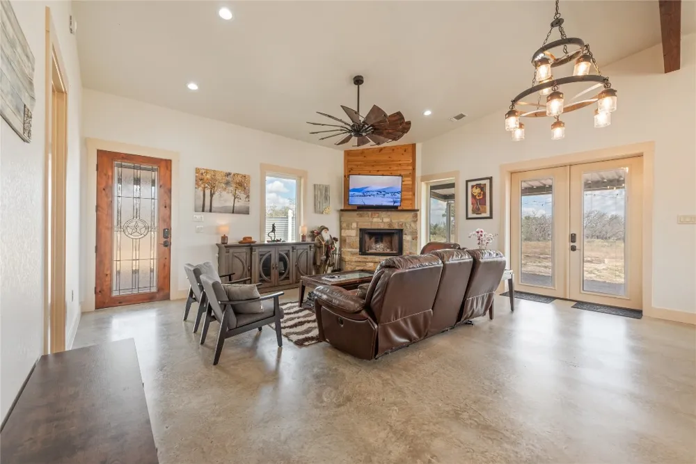 928 Bendele Road Johnson City, TX 78636