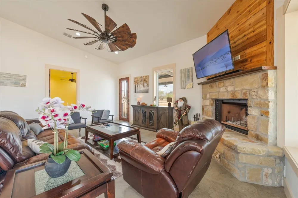 928 Bendele Road Johnson City, TX 78636