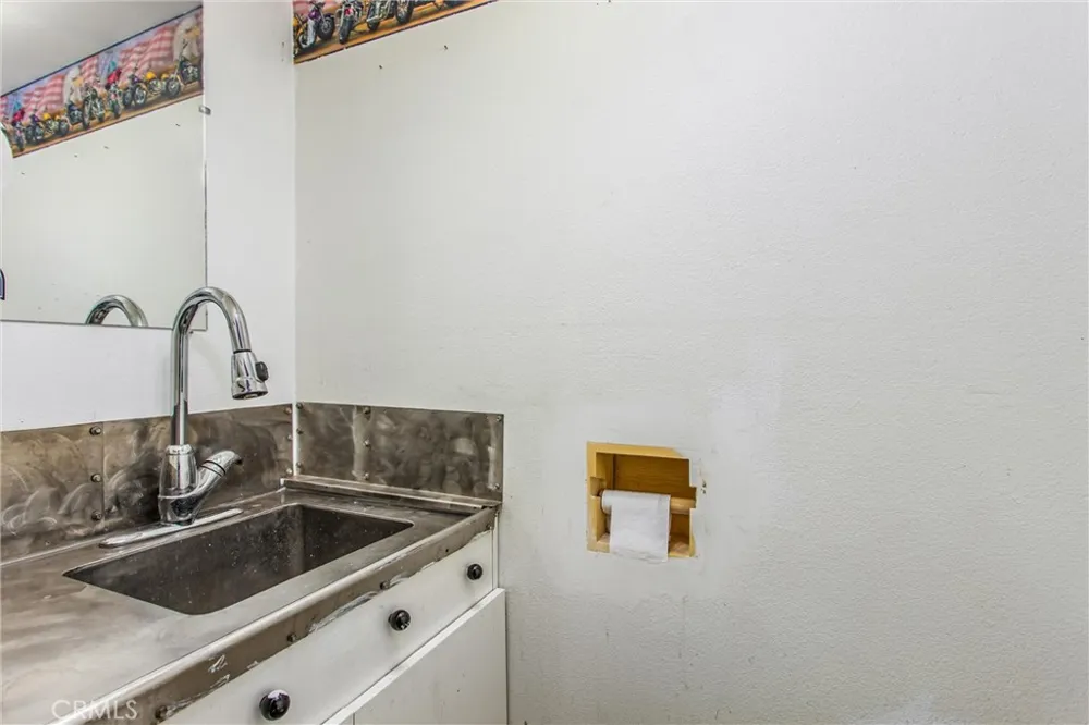 7045 Oak Hill Road Oak Hills, CA 92344