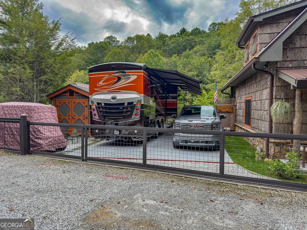 111 Wildflower RD Scaly Mountain, NC 28775
