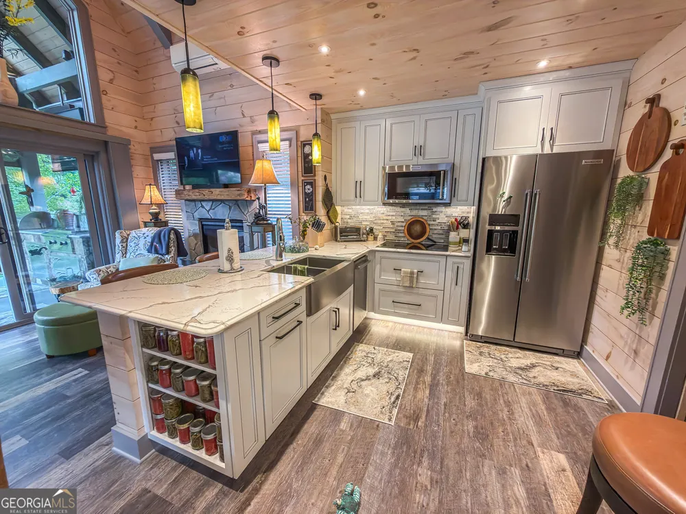 111 Wildflower RD Scaly Mountain, NC 28775