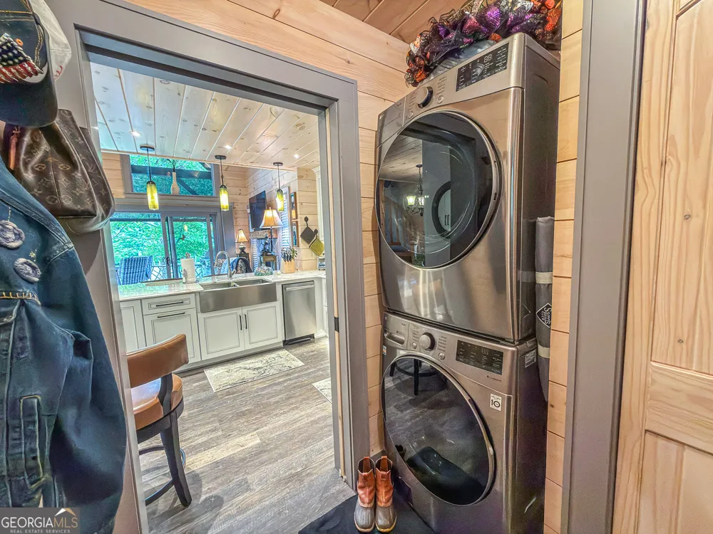 111 Wildflower RD Scaly Mountain, NC 28775