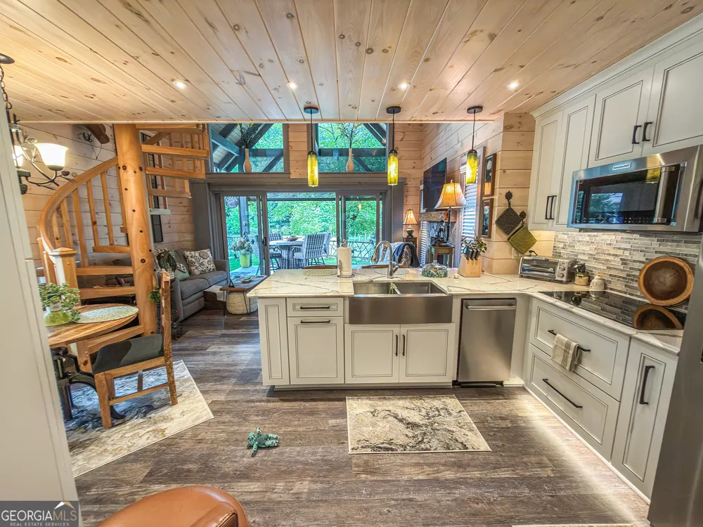 111 Wildflower RD Scaly Mountain, NC 28775