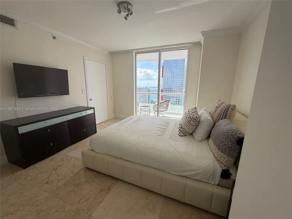 50 Biscayne Blvd #5211 Miami, FL 33132