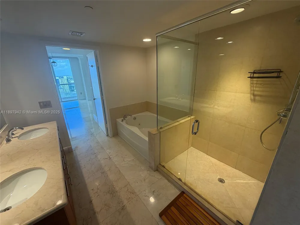 50 Biscayne Blvd #5211 Miami, FL 33132