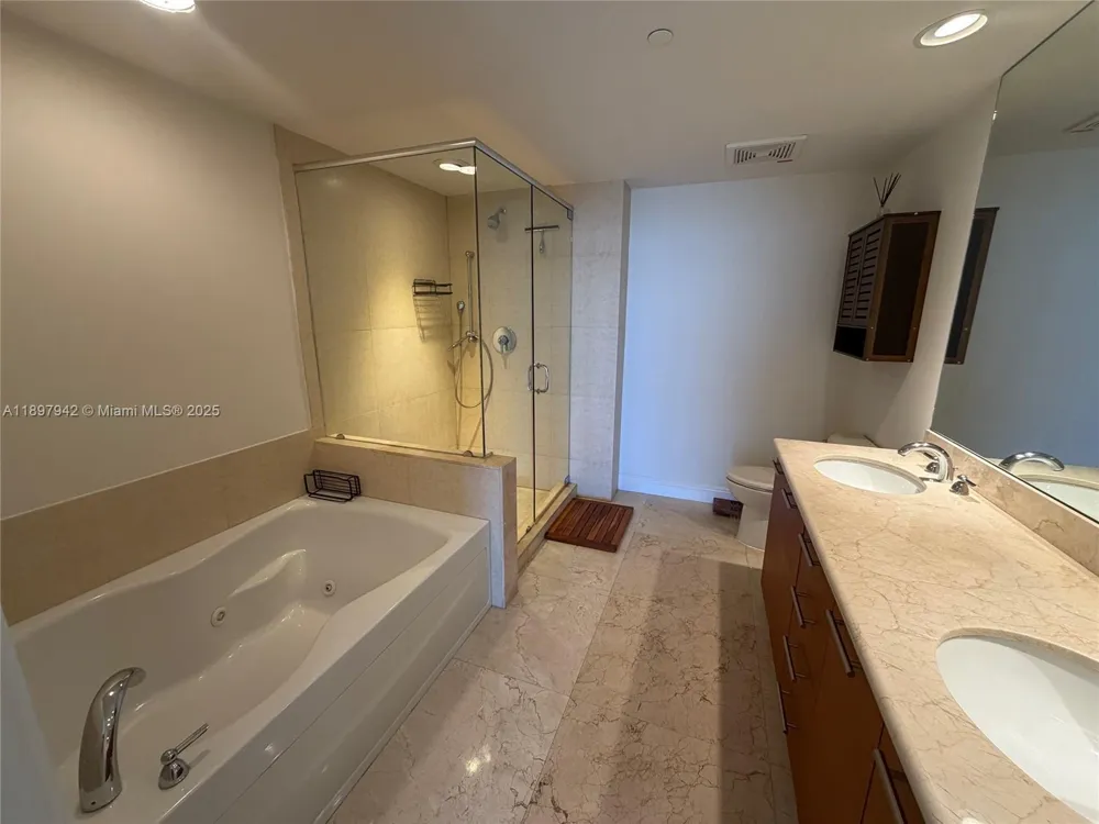 50 Biscayne Blvd #5211 Miami, FL 33132