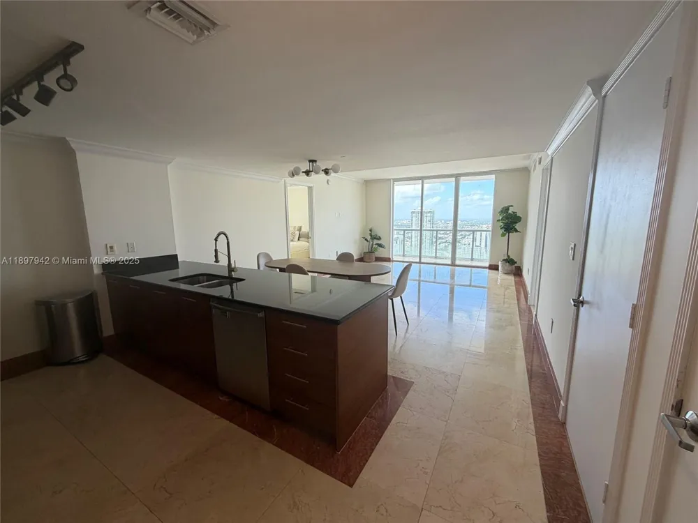 50 Biscayne Blvd #5211 Miami, FL 33132