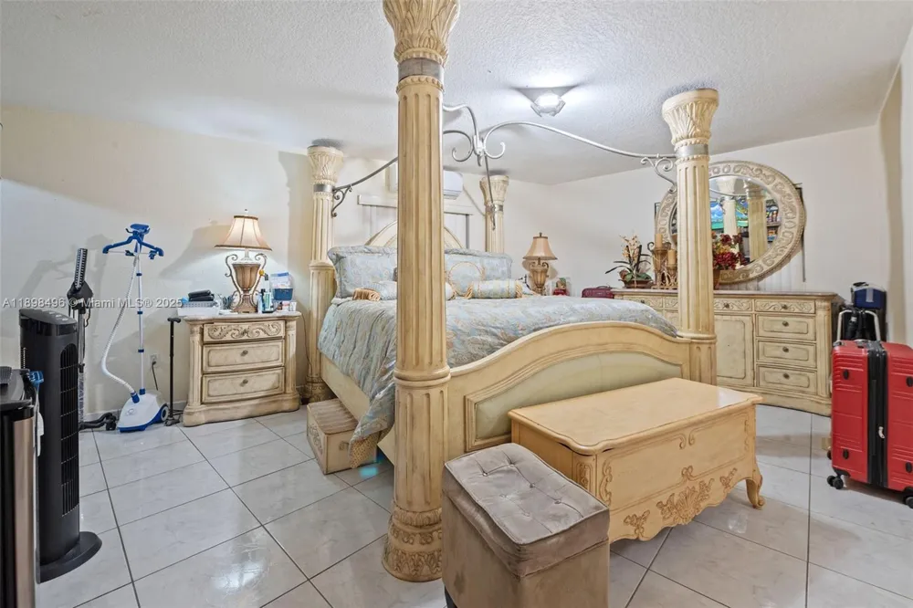 100 E 37th St Hialeah, FL 33013