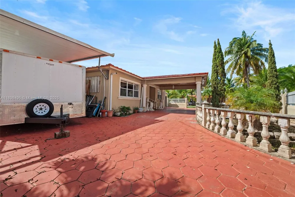 100 E 37th St Hialeah, FL 33013