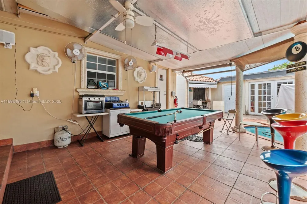 100 E 37th St Hialeah, FL 33013