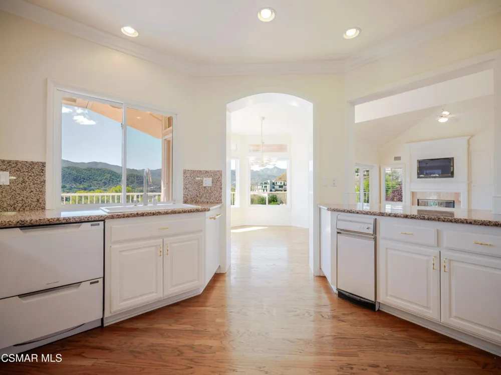 590 Cricketfield Lake Sherwood, CA 91361