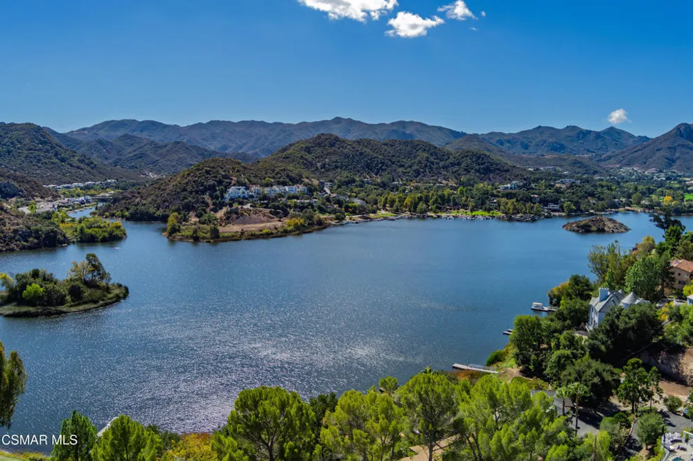 590 Cricketfield Lake Sherwood, CA 91361