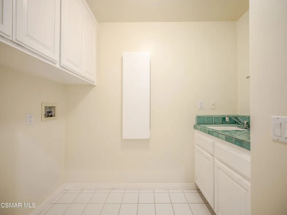 590 Cricketfield Lake Sherwood, CA 91361