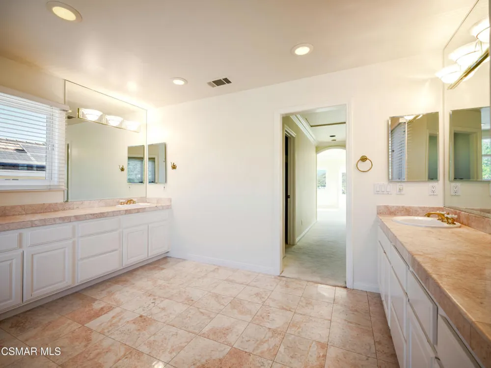 590 Cricketfield Lake Sherwood, CA 91361