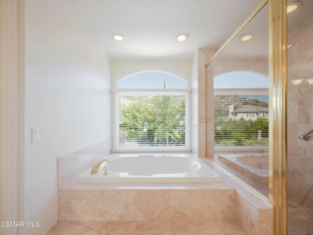 590 Cricketfield Lake Sherwood, CA 91361