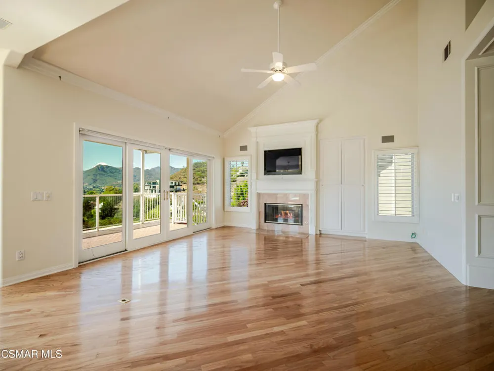 590 Cricketfield Lake Sherwood, CA 91361