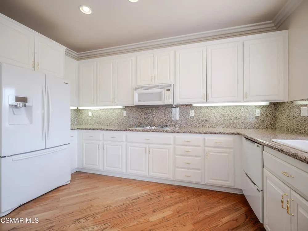 590 Cricketfield Lake Sherwood, CA 91361
