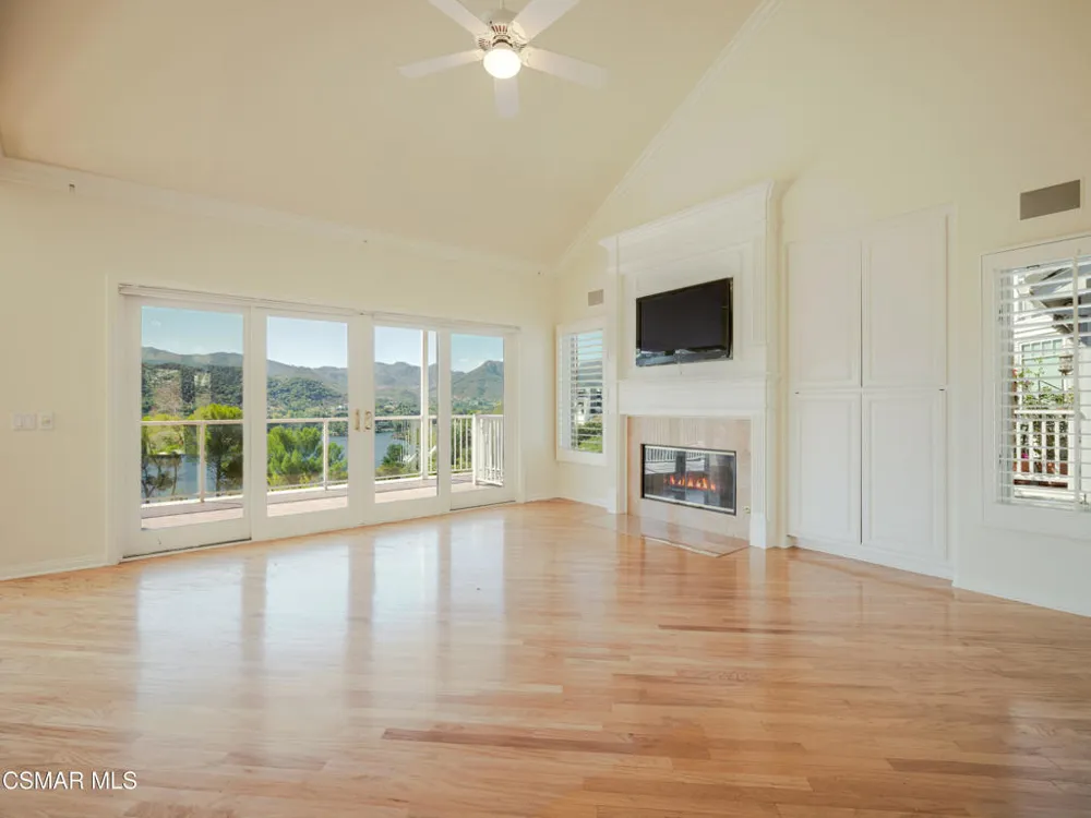 590 Cricketfield Lake Sherwood, CA 91361