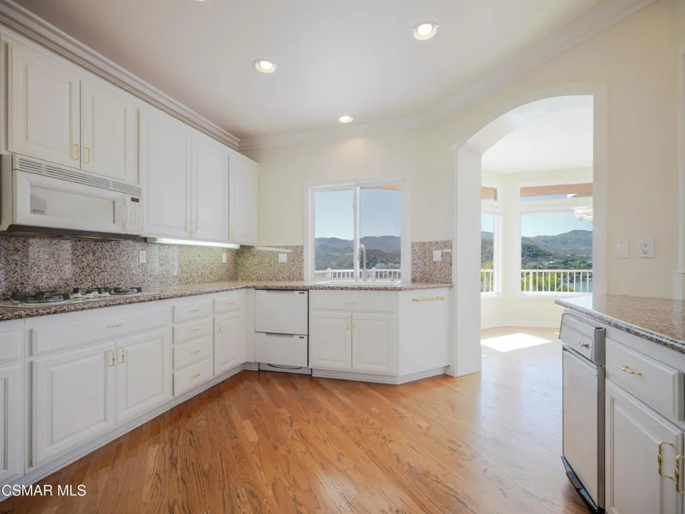 590 Cricketfield Lake Sherwood, CA 91361