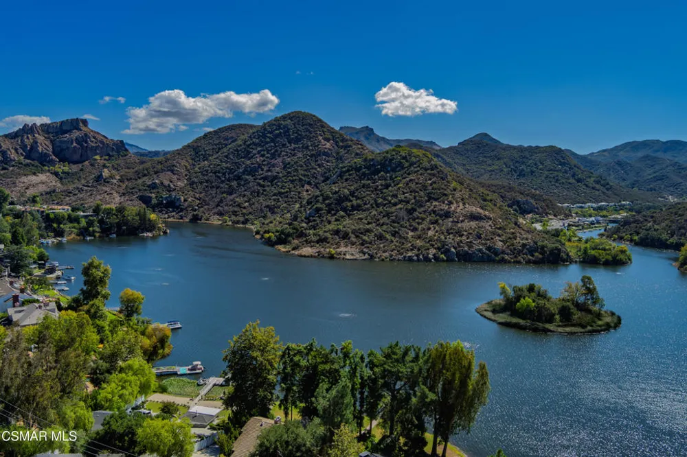 590 Cricketfield Lake Sherwood, CA 91361