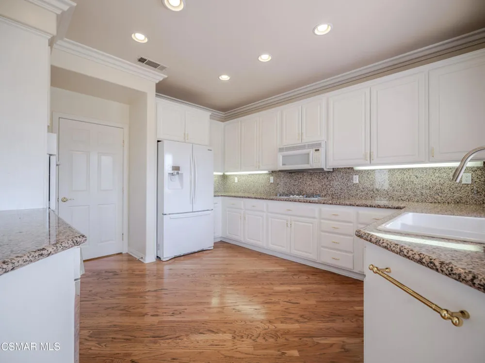 590 Cricketfield Lake Sherwood, CA 91361