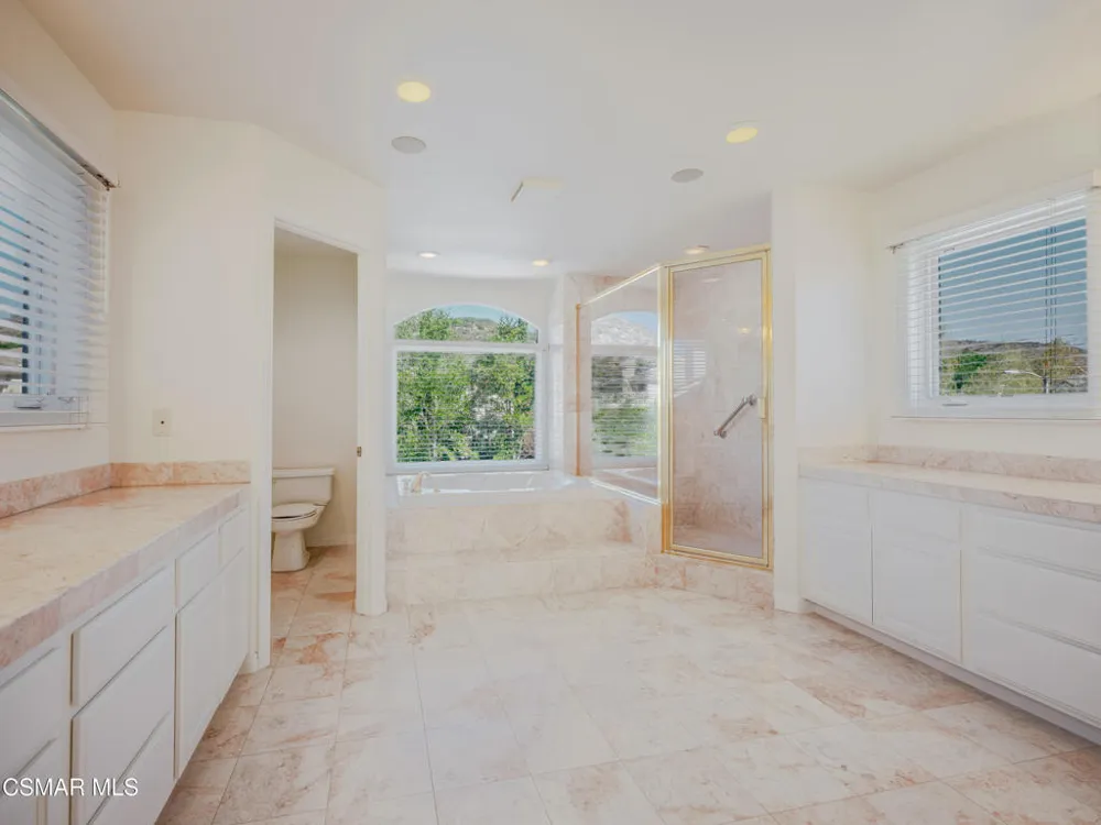 590 Cricketfield Lake Sherwood, CA 91361