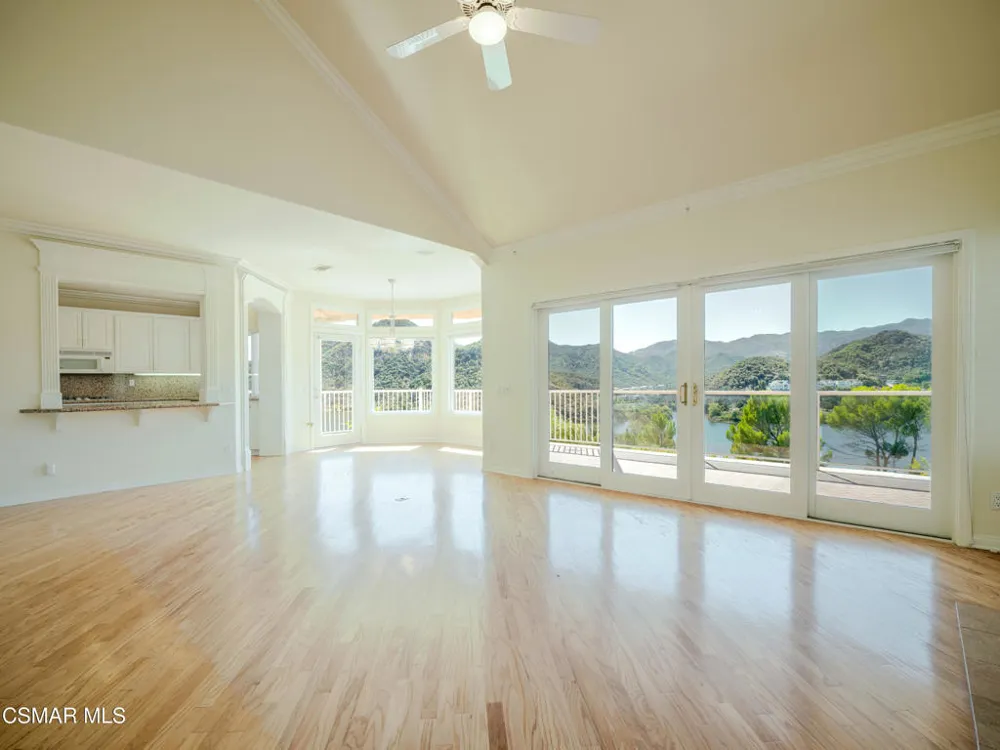 590 Cricketfield Lake Sherwood, CA 91361