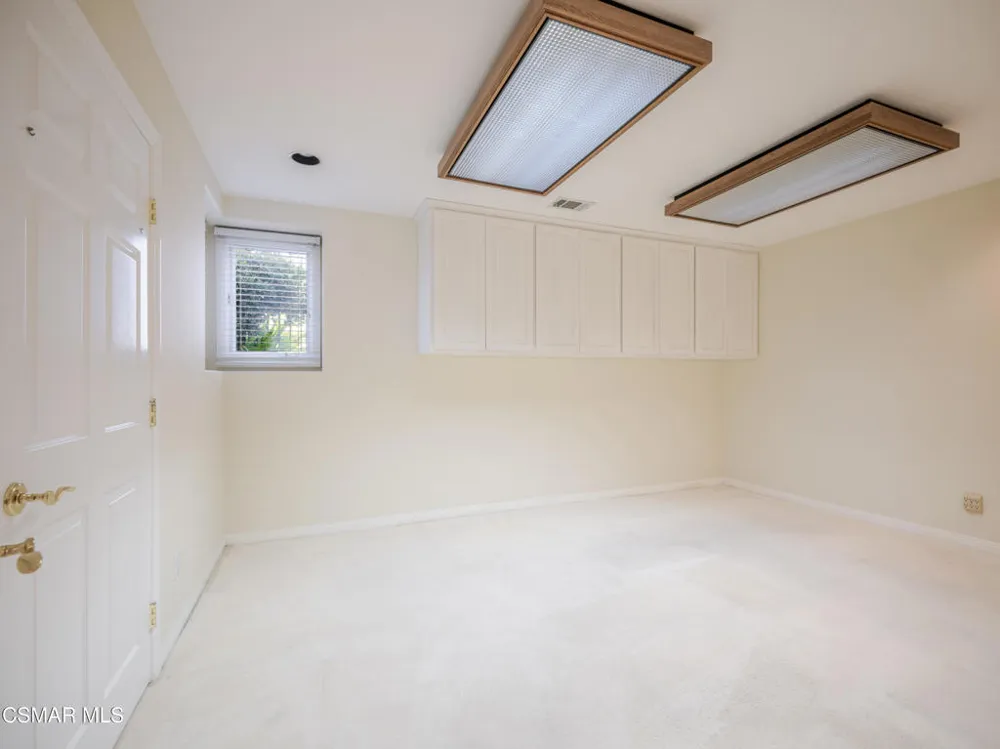590 Cricketfield Lake Sherwood, CA 91361