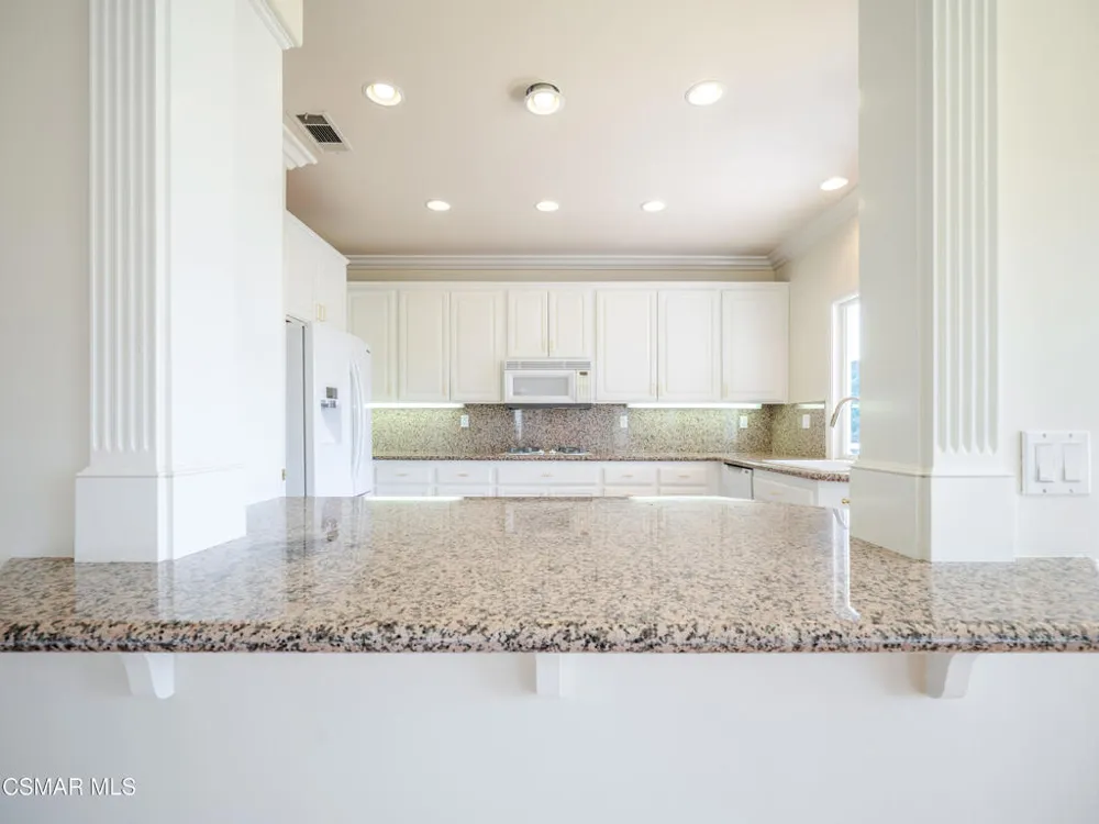 590 Cricketfield Lake Sherwood, CA 91361