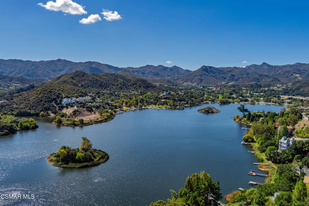 590 Cricketfield Lake Sherwood, CA 91361