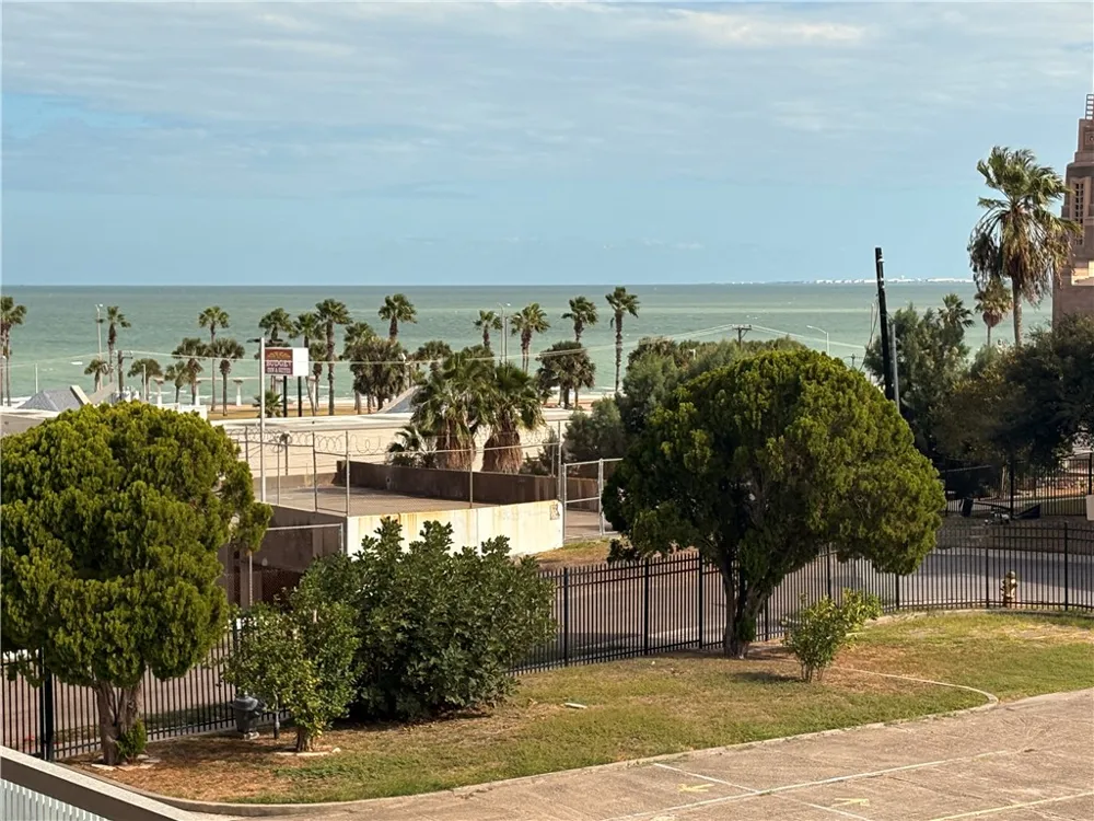 715 S Upper Broadway Street #304 Corpus Christi, TX 78401