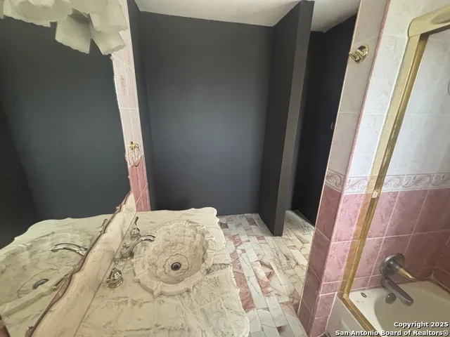 205 Sunset Loop Laredo, TX 78046
