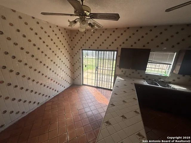 205 Sunset Loop Laredo, TX 78046