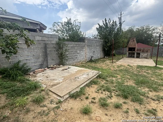 205 Sunset Loop Laredo, TX 78046