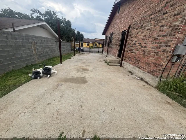 205 Sunset Loop Laredo, TX 78046