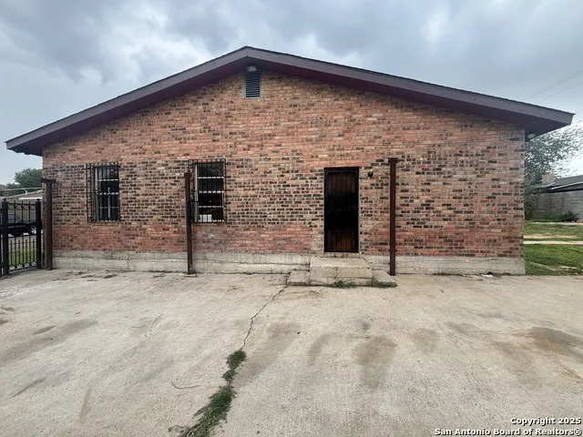 205 Sunset Loop Laredo, TX 78046