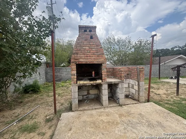 205 Sunset Loop Laredo, TX 78046