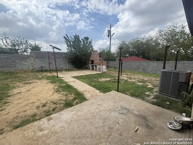 205 Sunset Loop Laredo, TX 78046