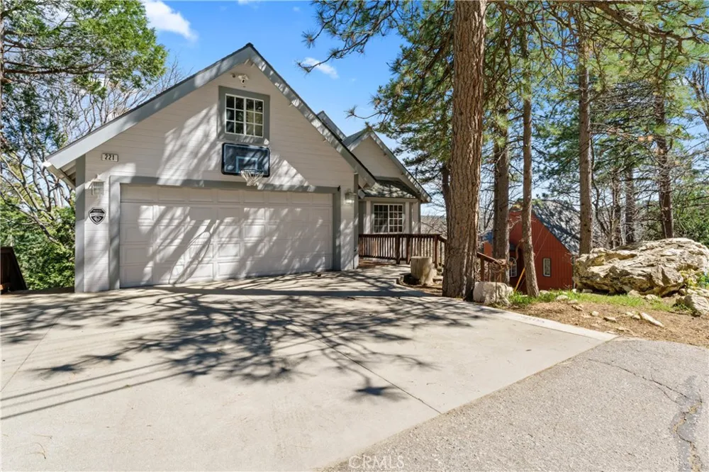 221 Grizzly Road Lake Arrowhead, CA 92317