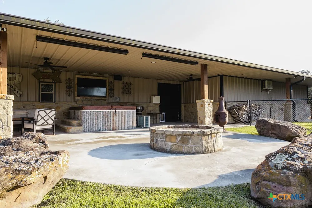 436 Jentry Road Inez, TX 77968