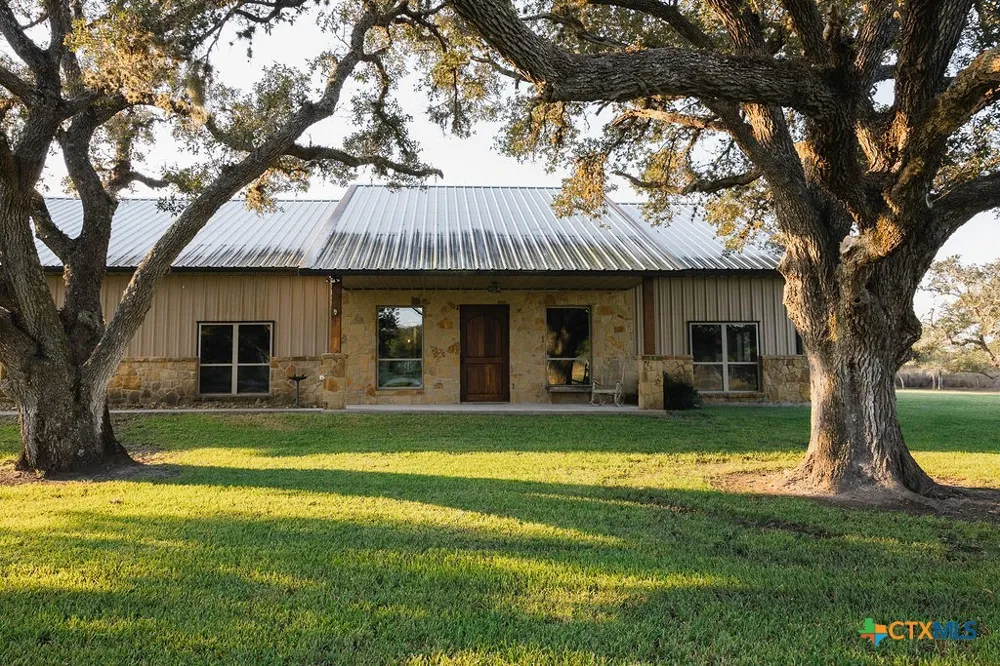 436 Jentry Road Inez, TX 77968